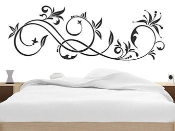 Das elegante Schnrkel Wandtattoo gespiegelt im Schlafzimmer